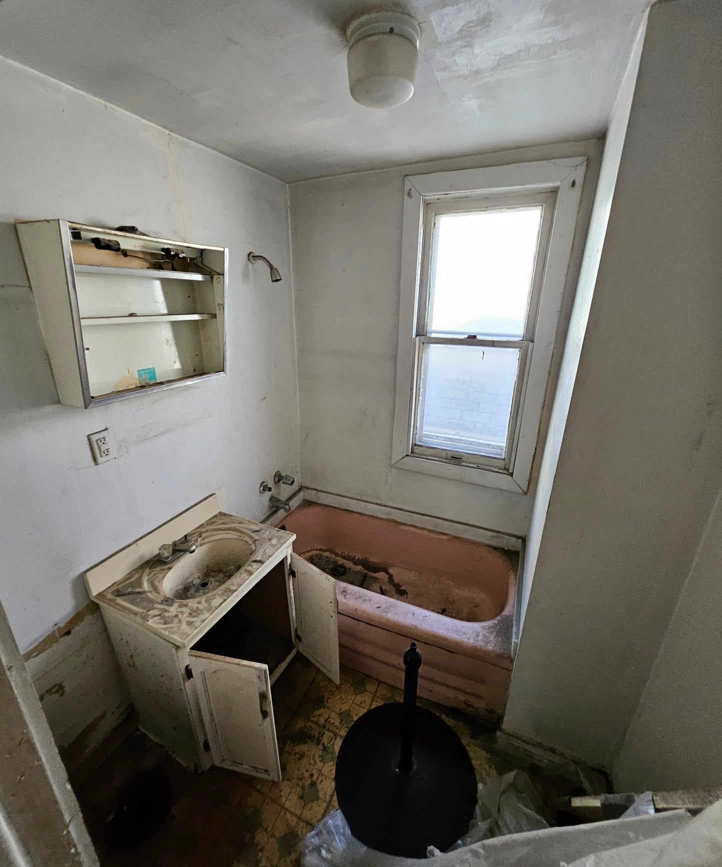 π₯ West Englewood Off-Market Gem β 4BR Home with High ROI Potential! π₯