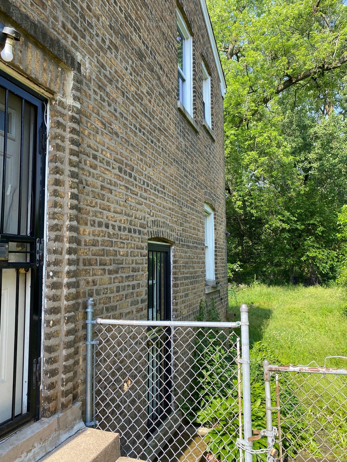 Calumet Heights - Brick 2/1 TownHouse