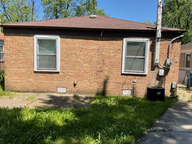 🧱 Turnkey-Ready Brick in Calumet Park – Just Needs Cosmetics