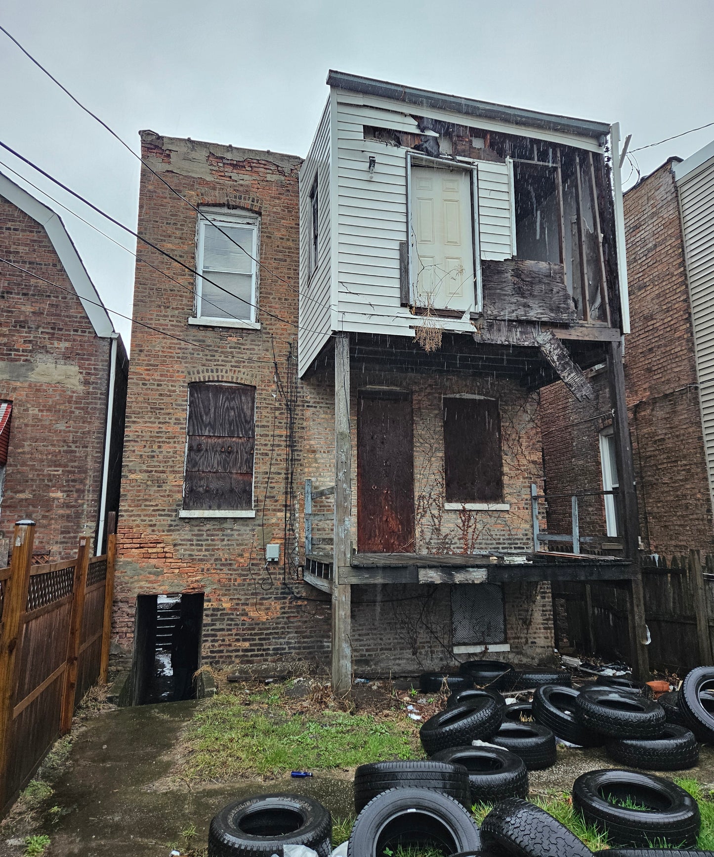 🔥 Off-Market 2-Unit in Booming Woodlawn – High ROI Potential! 🏚