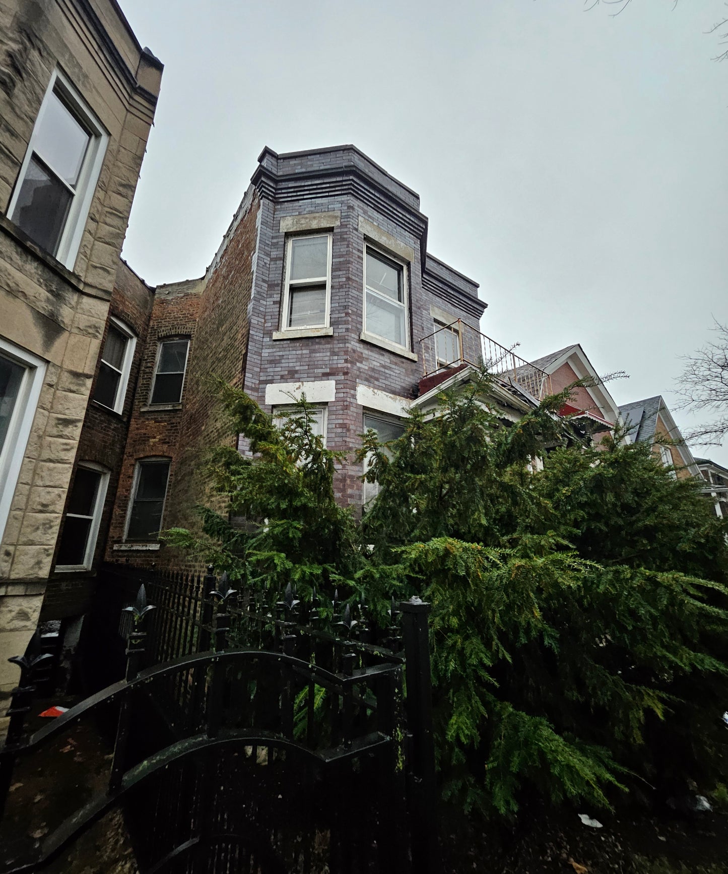 🔥 Off-Market 2-Unit in Booming Woodlawn – High ROI Potential! 🏚