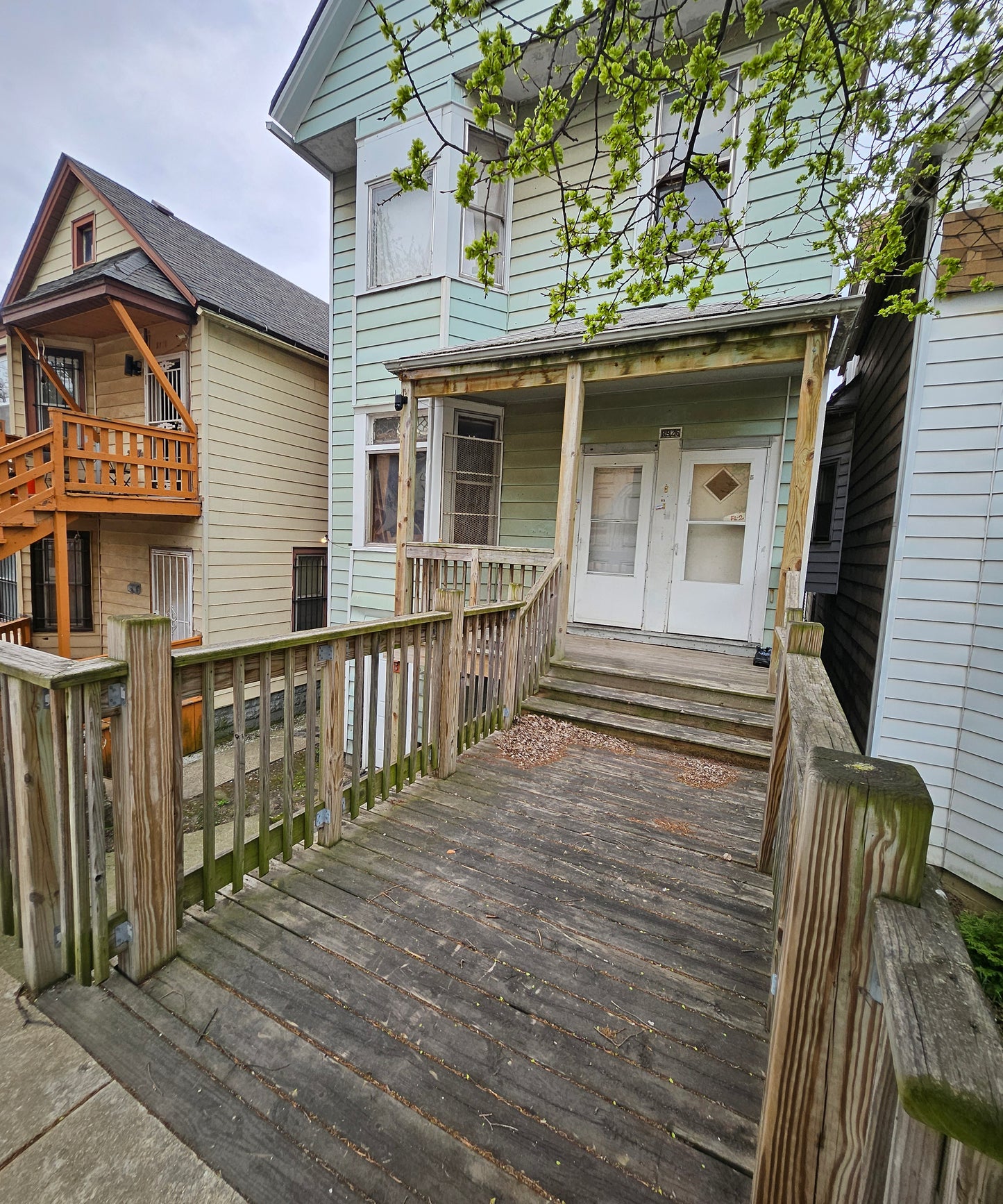 πSouth Chicago 3-Unit - Fixer Upper Special, Huge Spread!π