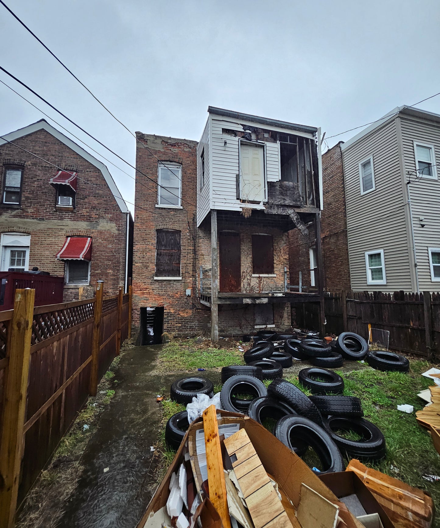🔥 Off-Market 2-Unit in Booming Woodlawn – High ROI Potential! 🏚