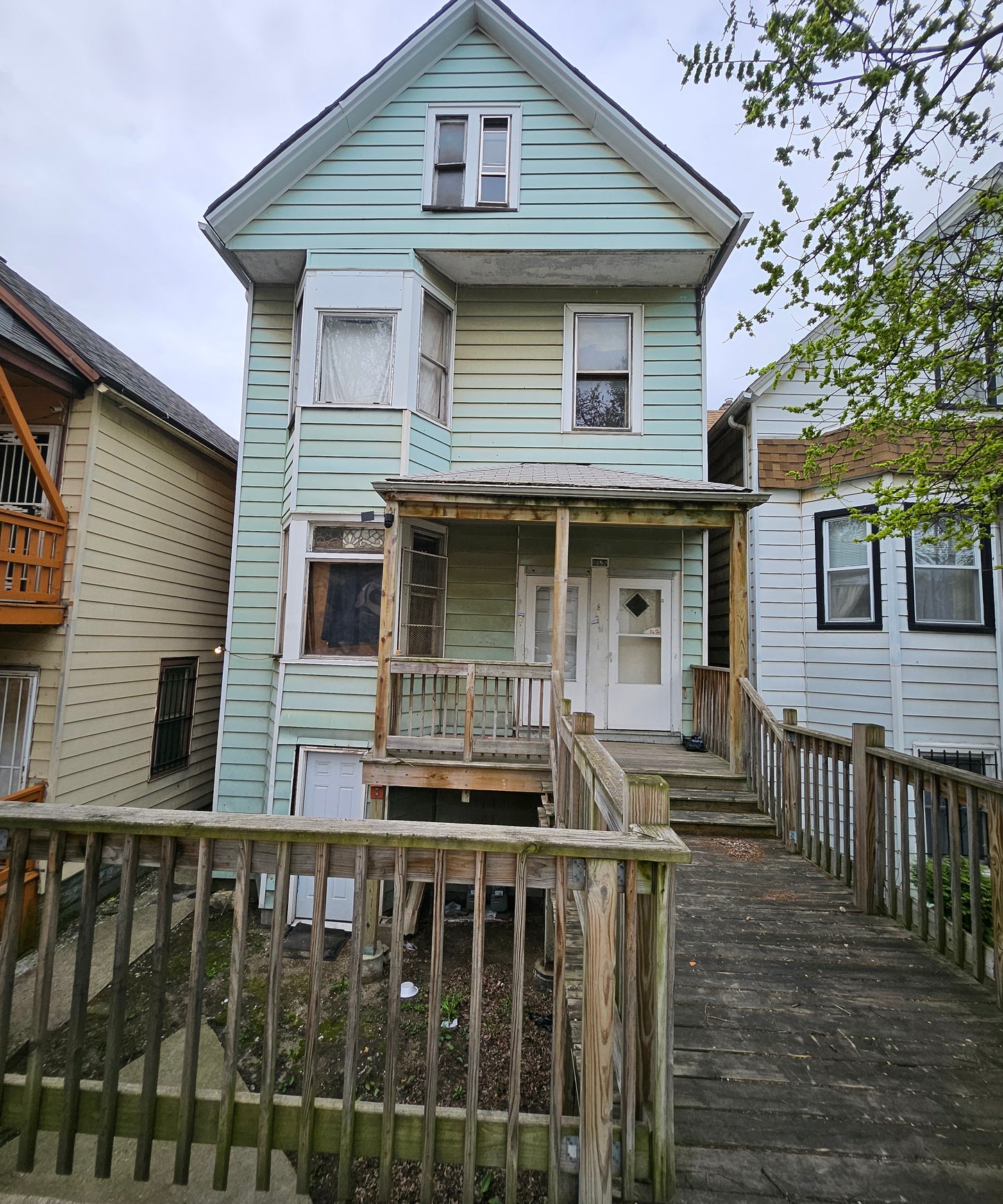 πSouth Chicago 3-Unit - Fixer Upper Special, Huge Spread!π