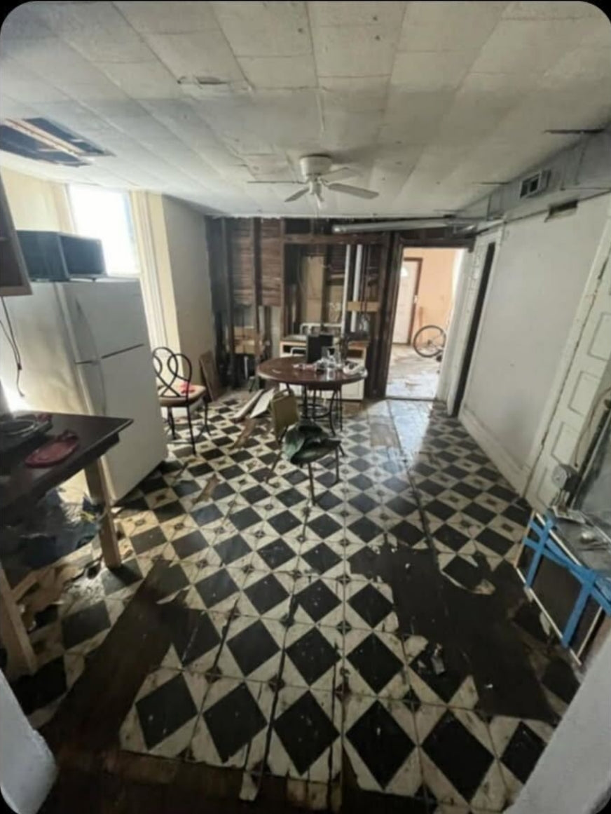 πSouth Chicago 3-Unit - Fixer Upper Special, Huge Spread!π