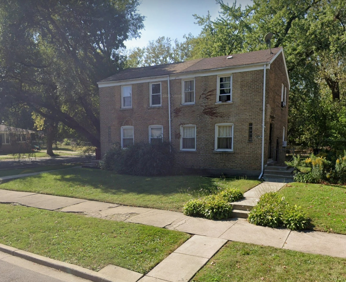 Calumet Heights - Brick 2/1 TownHouse